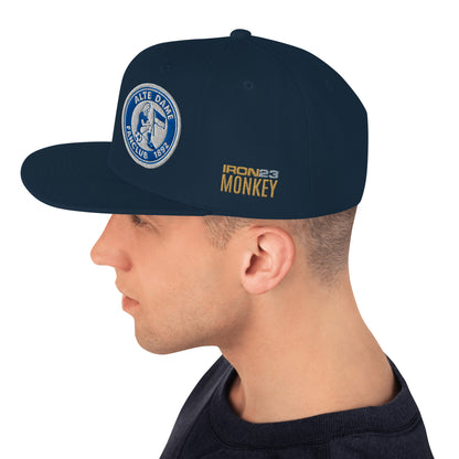 Dunkelblaue klassische Snapback-Cap von Sportswear Iron Monkey 23 mit Alt-Dame-1892-Logo, seitliche Ansicht, Accessoire