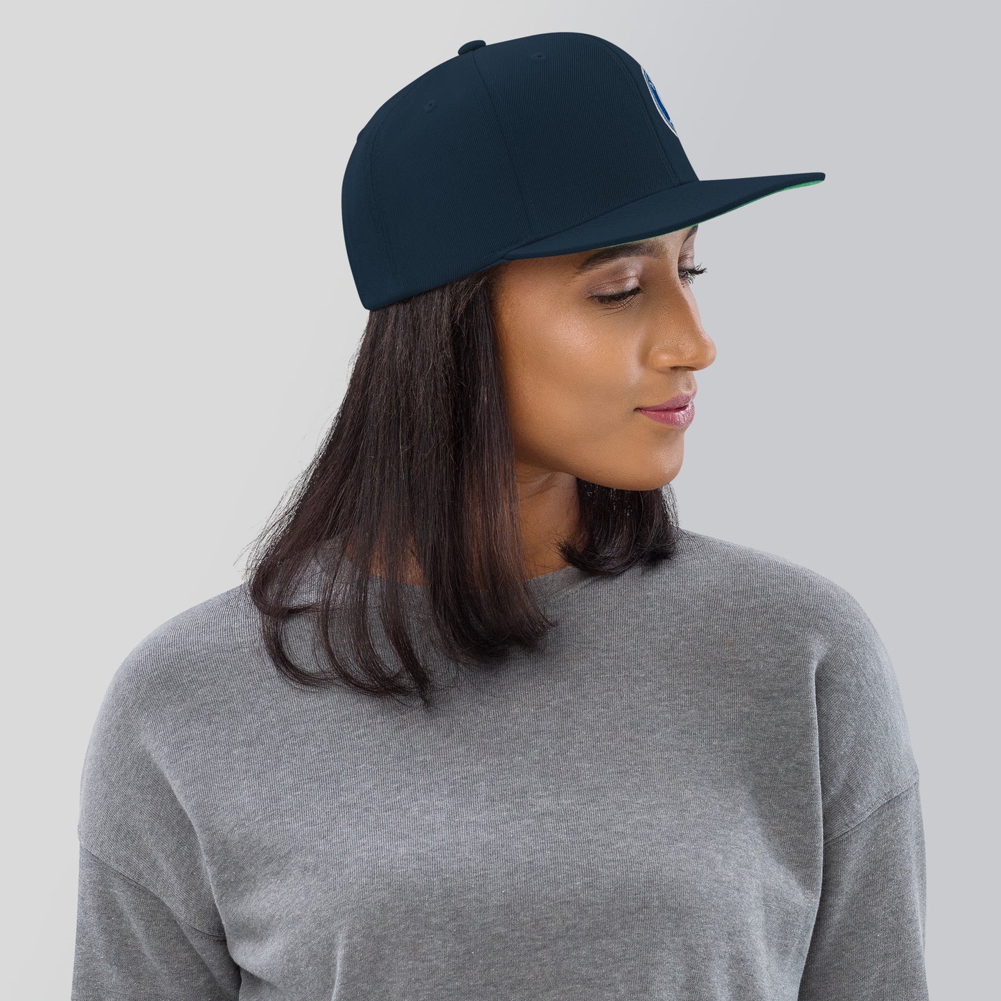 Klassische dunkelblaue Snapback-Cap Alte Dame 1892 von Sportswear Iron Monkey 23, seitliche Ansicht