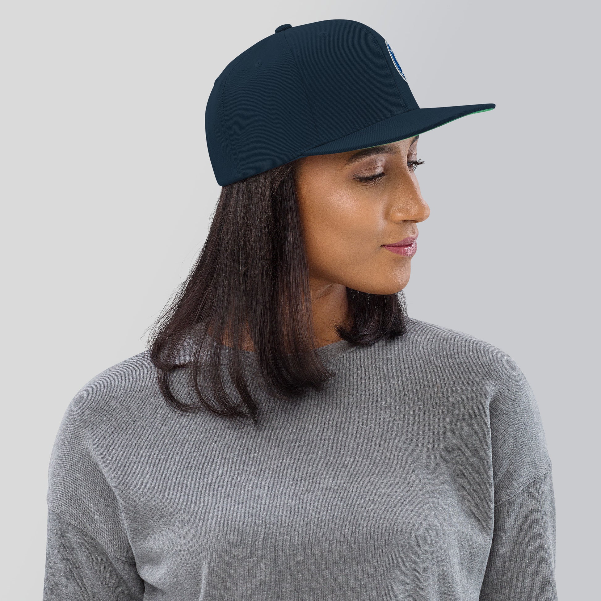 Klassische dunkelblaue Snapback-Cap Alte Dame 1892 von Sportswear Iron Monkey 23, seitliche Ansicht