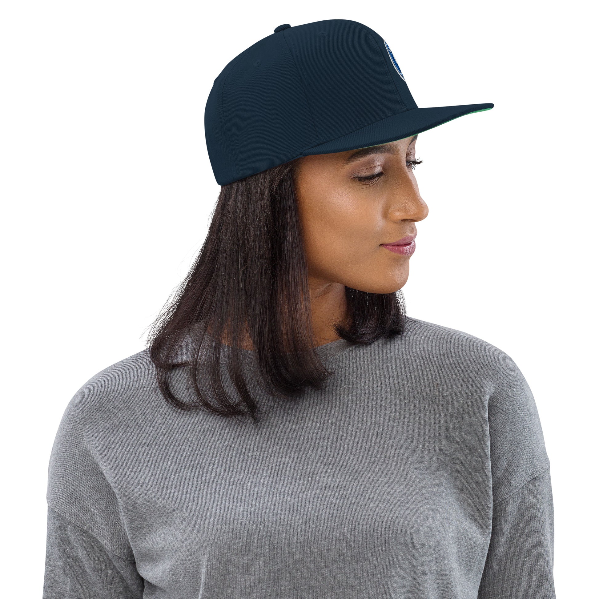 Klassische dunkelnavy Snapback-Cap Alte Dame 1892 von Sportswear Iron Monkey 23, Seitenansicht, lässiges Accessoire