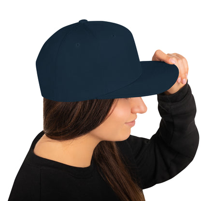 Klassische dunkelnavy Snapback-Cap von Sportswear Iron Monkey 23, seitliche Ansicht, mit Logo und verstellbarem Schirm.