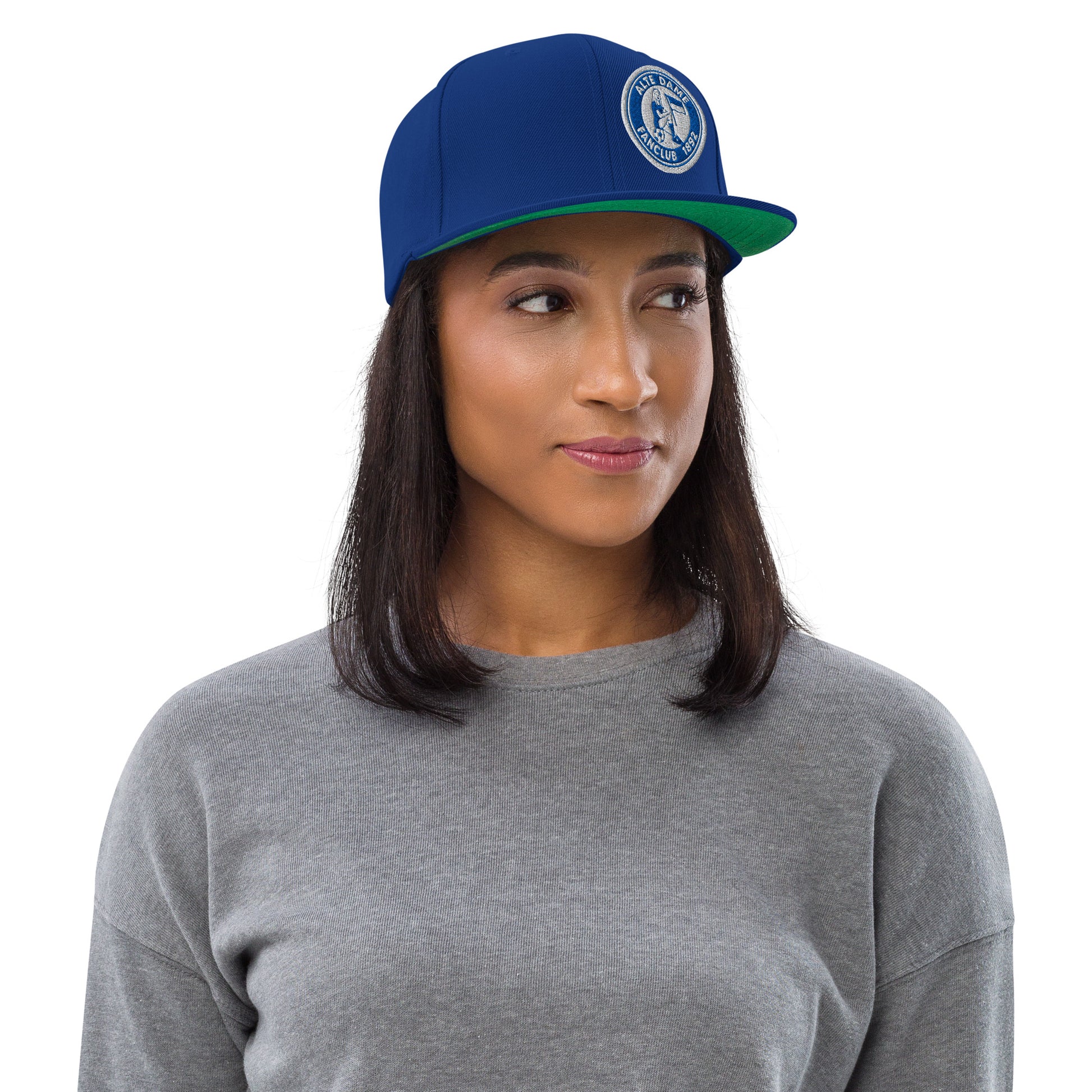 Blaue klassische Snapback-Cap von Sportswear Iron Monkey 23 mit Alte Dame 1892 Logo, sichtbarer Frontbereich, modischer Accessoire