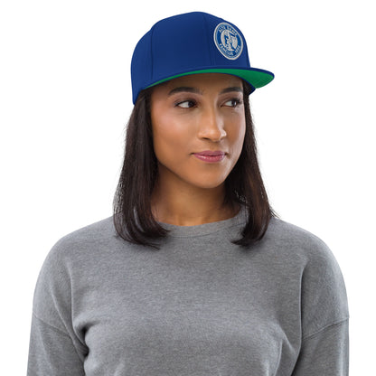 Blaue klassische Snapback-Cap von Sportswear Iron Monkey 23 mit Alte Dame 1892 Logo, sichtbarer Frontbereich, modischer Accessoire