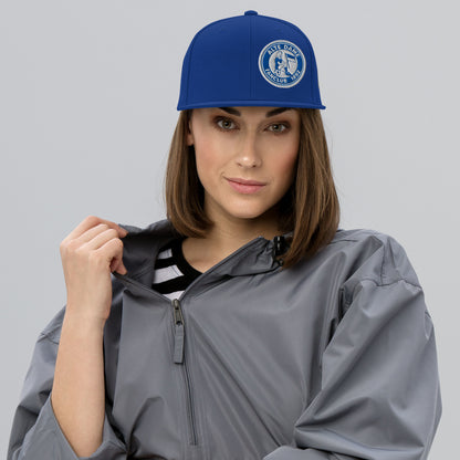 Klassische rote Snapback-Cap von Sportswear Iron Monkey 23, mit "Alte Dame 1892" Logo, vorne in royal-blau.