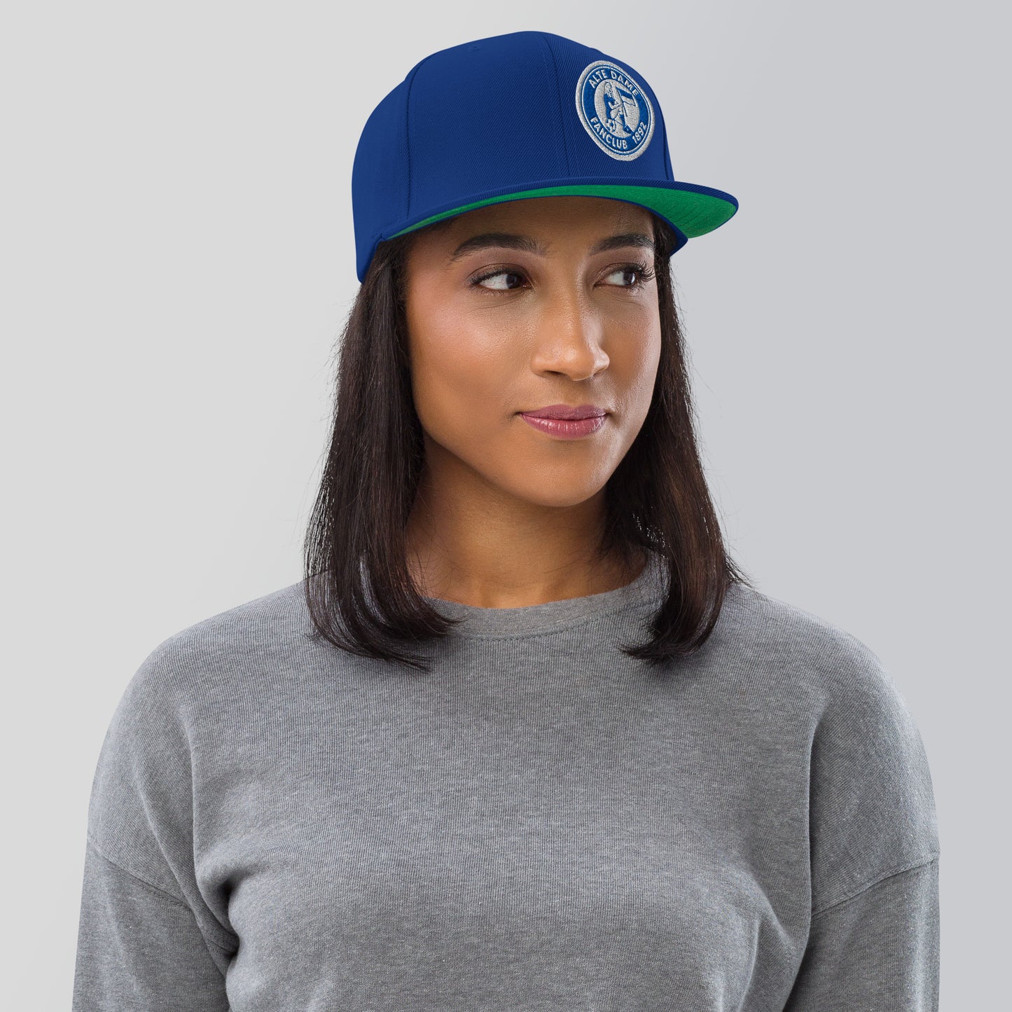 Klassische royalblaue Snapback-Cap von Iron Monkey 23 mit Alte Dame 1892 Logo, modisches Accessoire für Sport und Freizeit