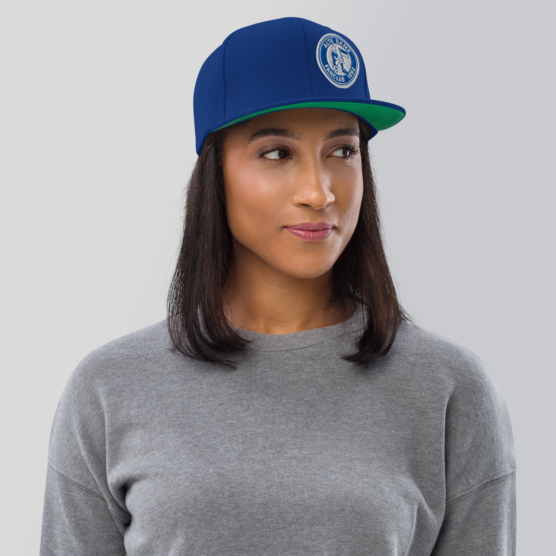 Klassische royalblaue Snapback-Cap von Iron Monkey 23 mit Alte Dame 1892 Logo, modisches Accessoire für Sport und Freizeit