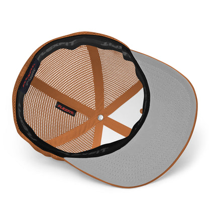 Geschlossene Mesh-Trucker-Cap von Iron Monkey 23 mit braunem Design und Iron Monkey 23 Logo auf der Vorderseite.
