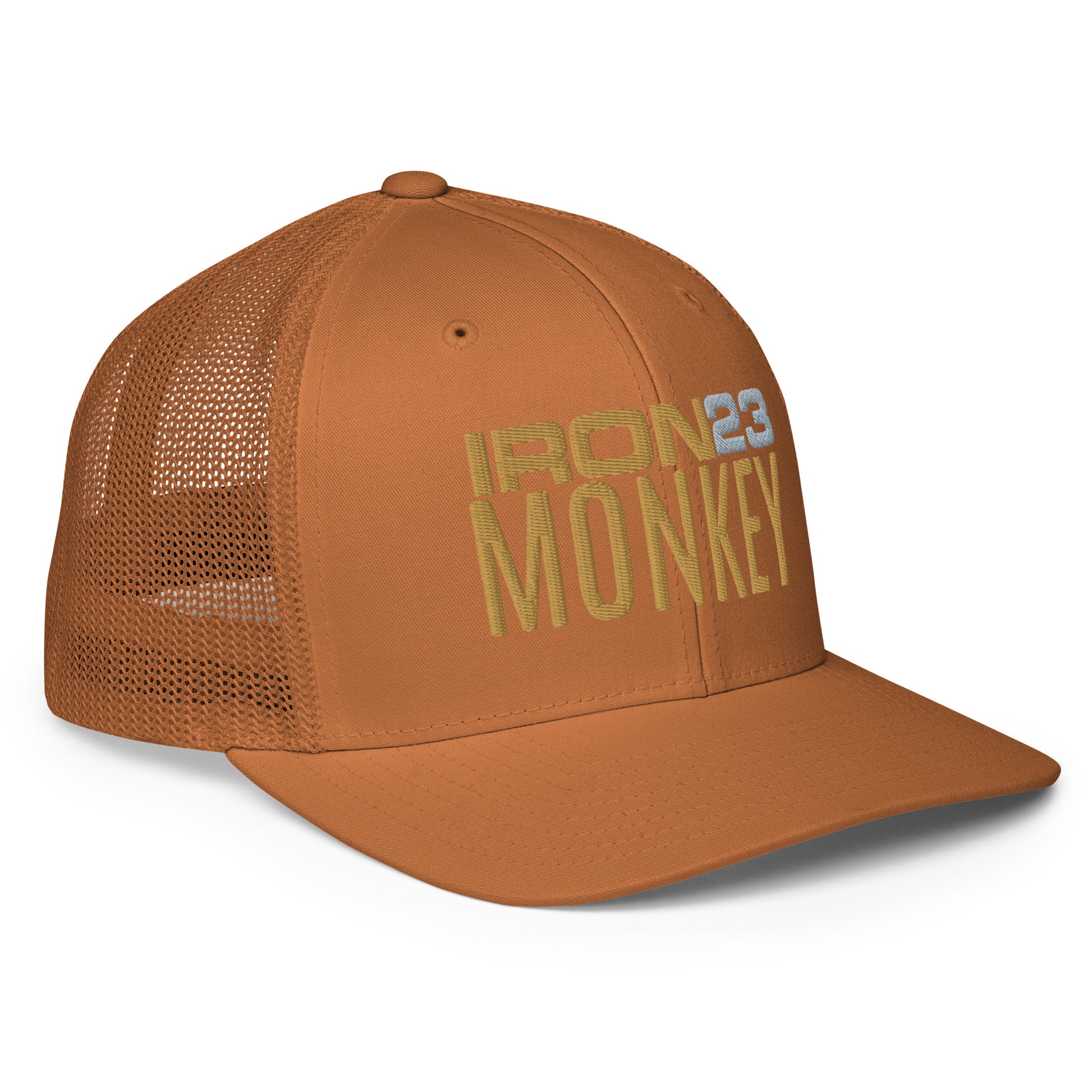 Geschlossene Trucker-Cap in Karamell mit Mesh-Design und Iron Monkey 23 Logo, seitliche Ansicht, Sportswear Iron Monkey 23.