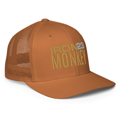 Geschlossene Trucker-Cap in Karamell mit Mesh-Design und Iron Monkey 23 Logo, seitliche Ansicht, Sportswear Iron Monkey 23.