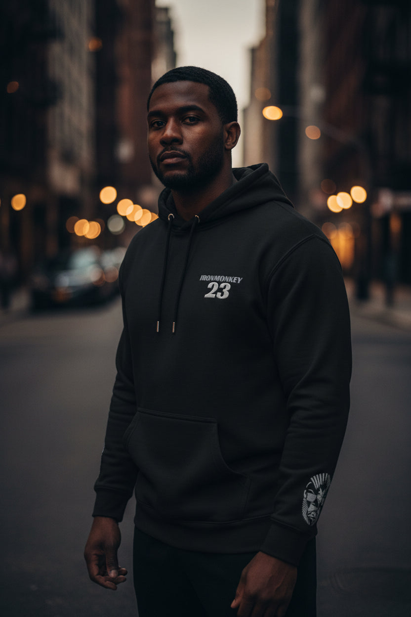 Schwarzer Unisex Kapuzenpullover SoftTouch Premium Hoodie aus 100% Baumwolle von Sportswear Iron Monkey 23, Nahaufnahme