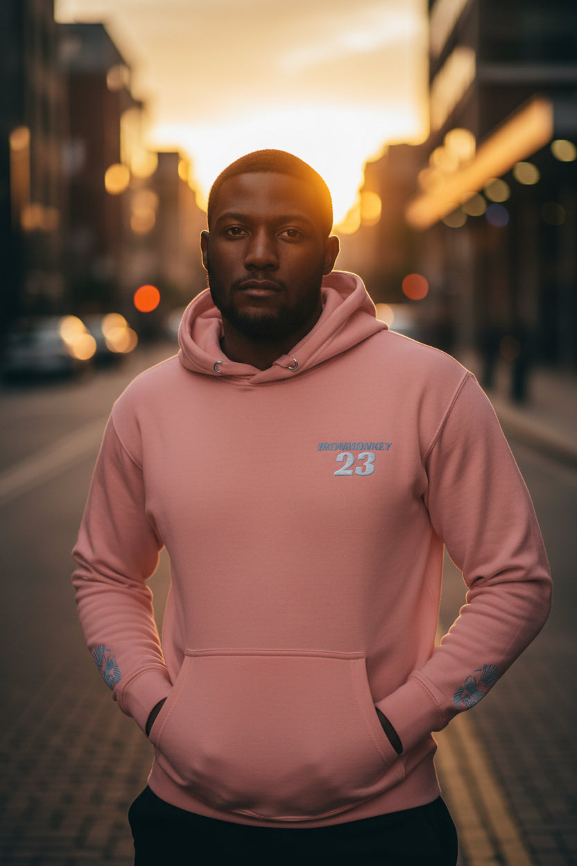 Unisex SoftTouch Premium Hoodie aus 100% Baumwolle in Dusty Rose, Nahaufnahme des klassischen Kapuzenpullovers von Sportswear Iron Monkey 23