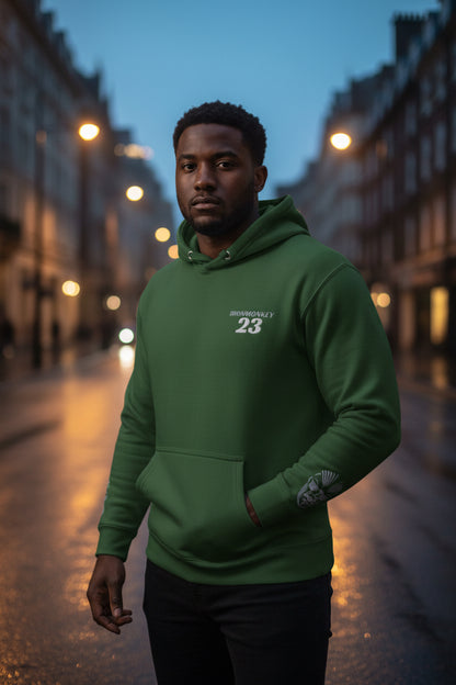 Unisex SoftTouch Premium Hoodie aus 100% Baumwolle in Waldgrün, Nahaufnahme des Kapuzenpullovers von Sportswear Iron Monkey 23