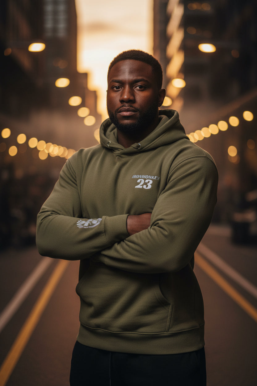 Unisex Sportswear Iron Monkey Kapuzenpullover aus 100% Baumwolle in Militärgrün, Nahaufnahme des weichen, klassischen Hoodies.