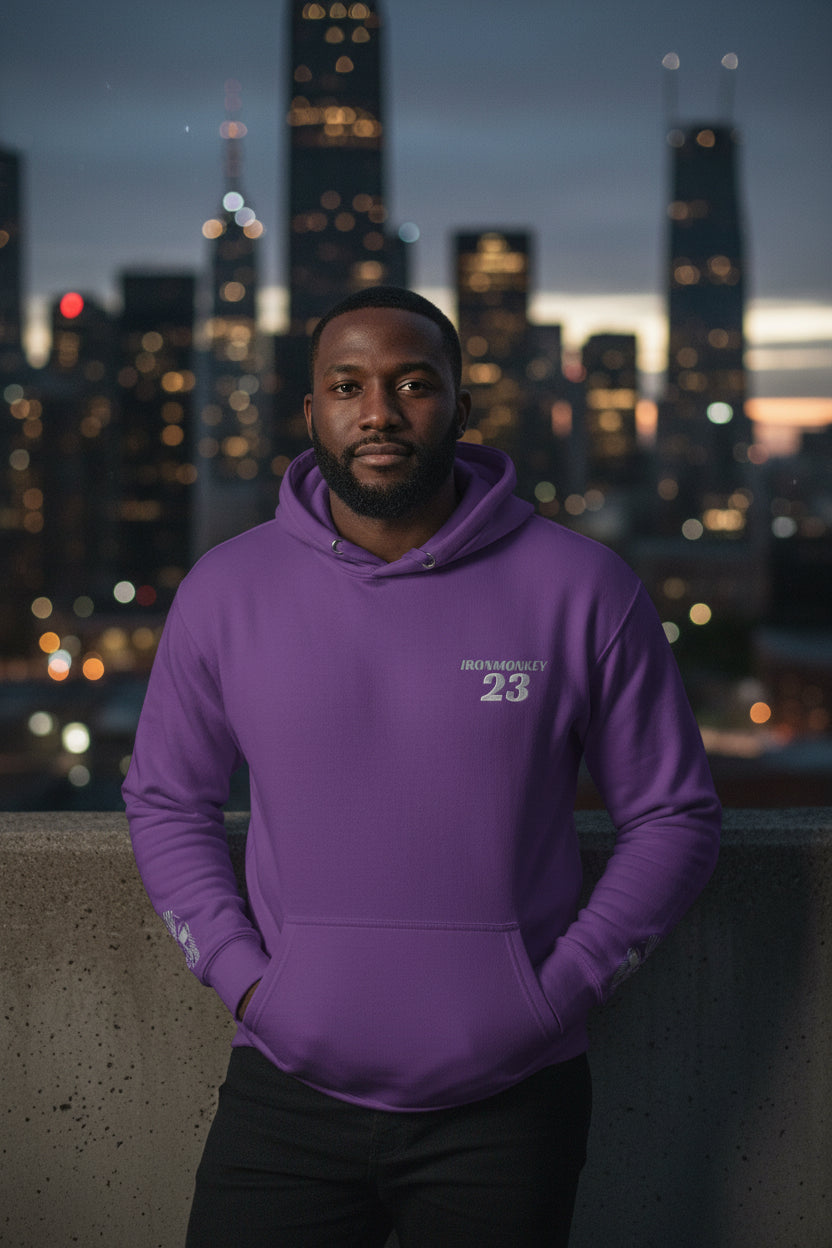 Unisex SoftTouch Premium Kapuzenpullover von Sportswear Iron Monkey 23 aus 100% Baumwolle in Lila, Nahaufnahme des Stoffes.