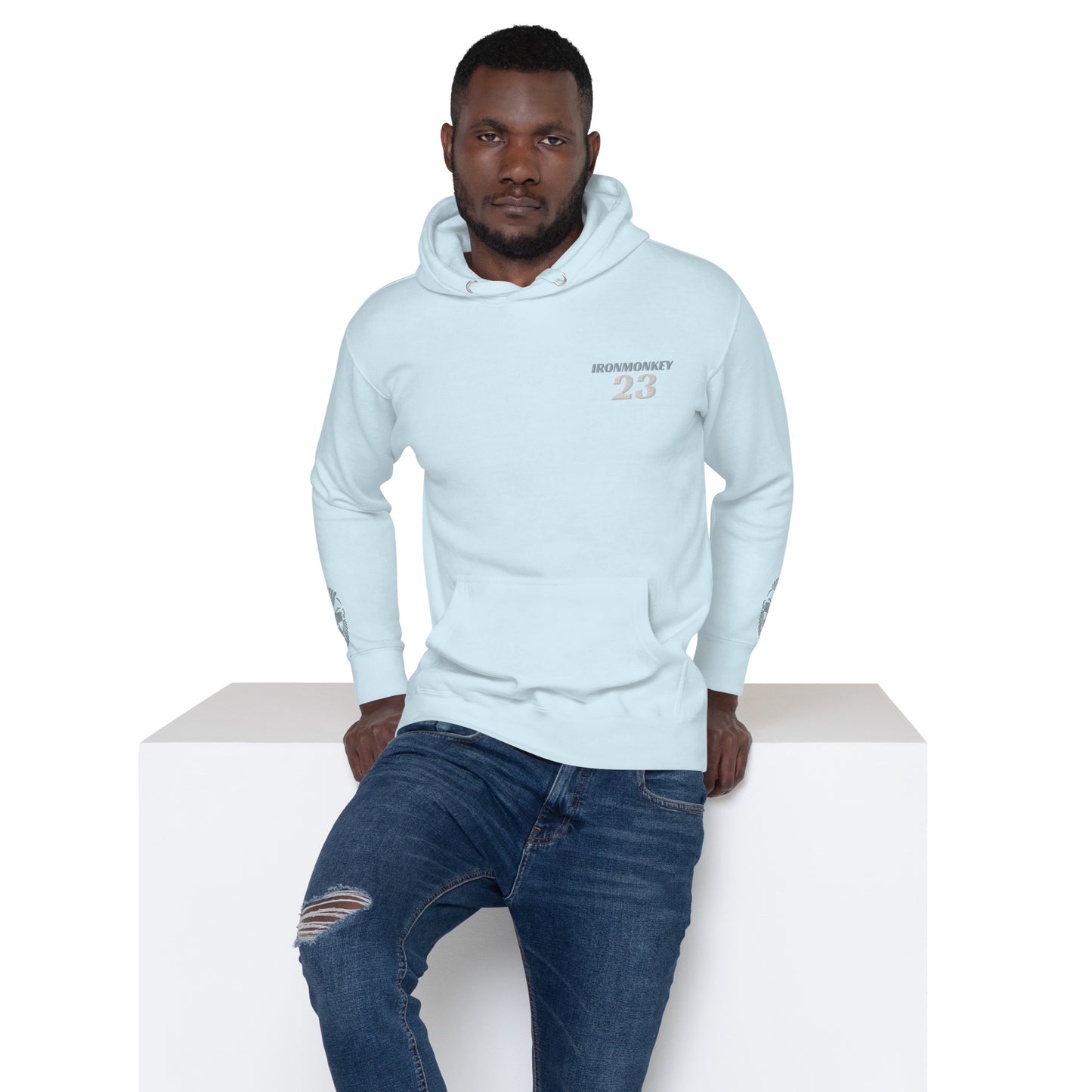 Unisex SoftTouch Premium Hoodie von Sportswear Iron Monkey 23 aus 100% Baumwolle in Himmelblau, frontales Design, klassischer Schnitt.