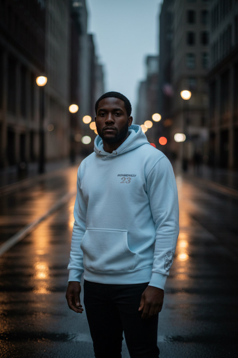 Unisex SoftTouch Premium Hoodie aus Baumwolle in Himmelblau, Sportswear Iron Monkey 23, Nahaufnahme des Kapuzenpullovers.