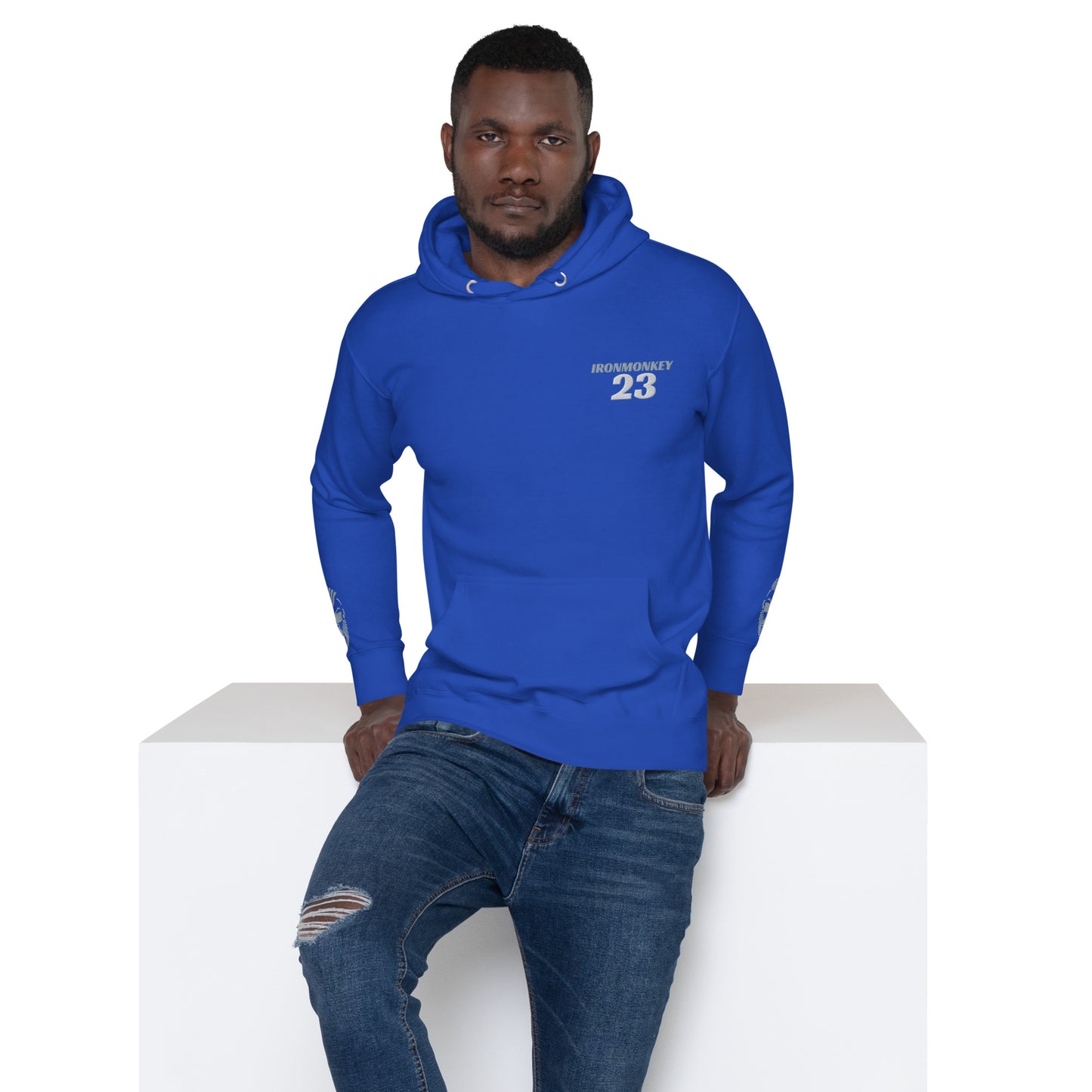 Unisex Kapuzenpullover SoftTouch Premium Hoodie von Sportswear Iron Monkey in Royal Blau aus 100 % Baumwolle, vorne sichtbar.