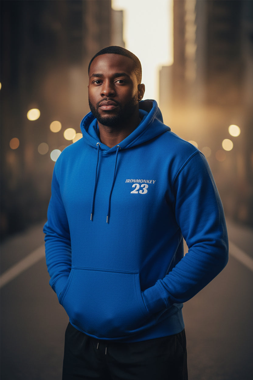 Unisex SoftTouch Premium Hoodie von Sportswear Iron Monkey 23, aus 100% Baumwolle, Detailaufnahme in Team Royal.