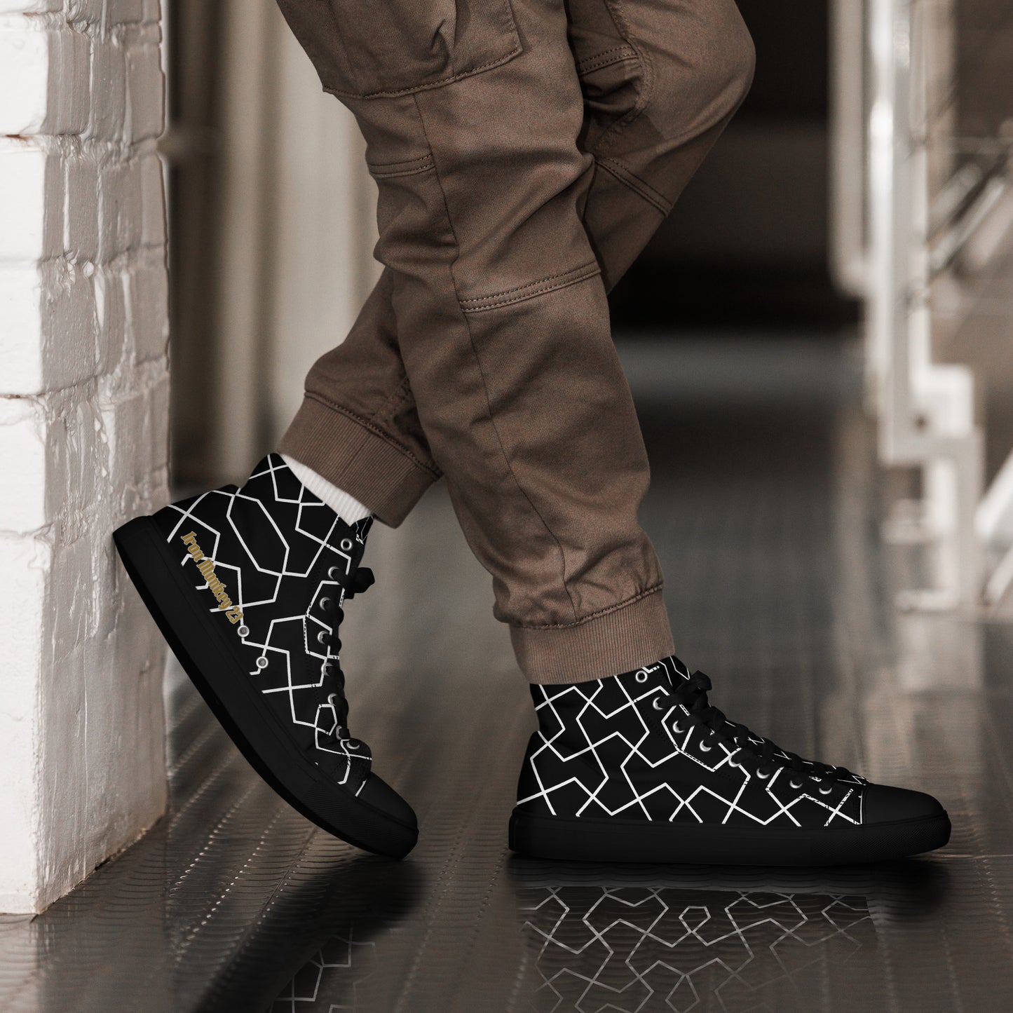 Herren High-Top Canvas Sneaker von Sportswear Iron Monkey 23 in Schwarz und Weiß mit EVA-Sohle, rechte Ansicht