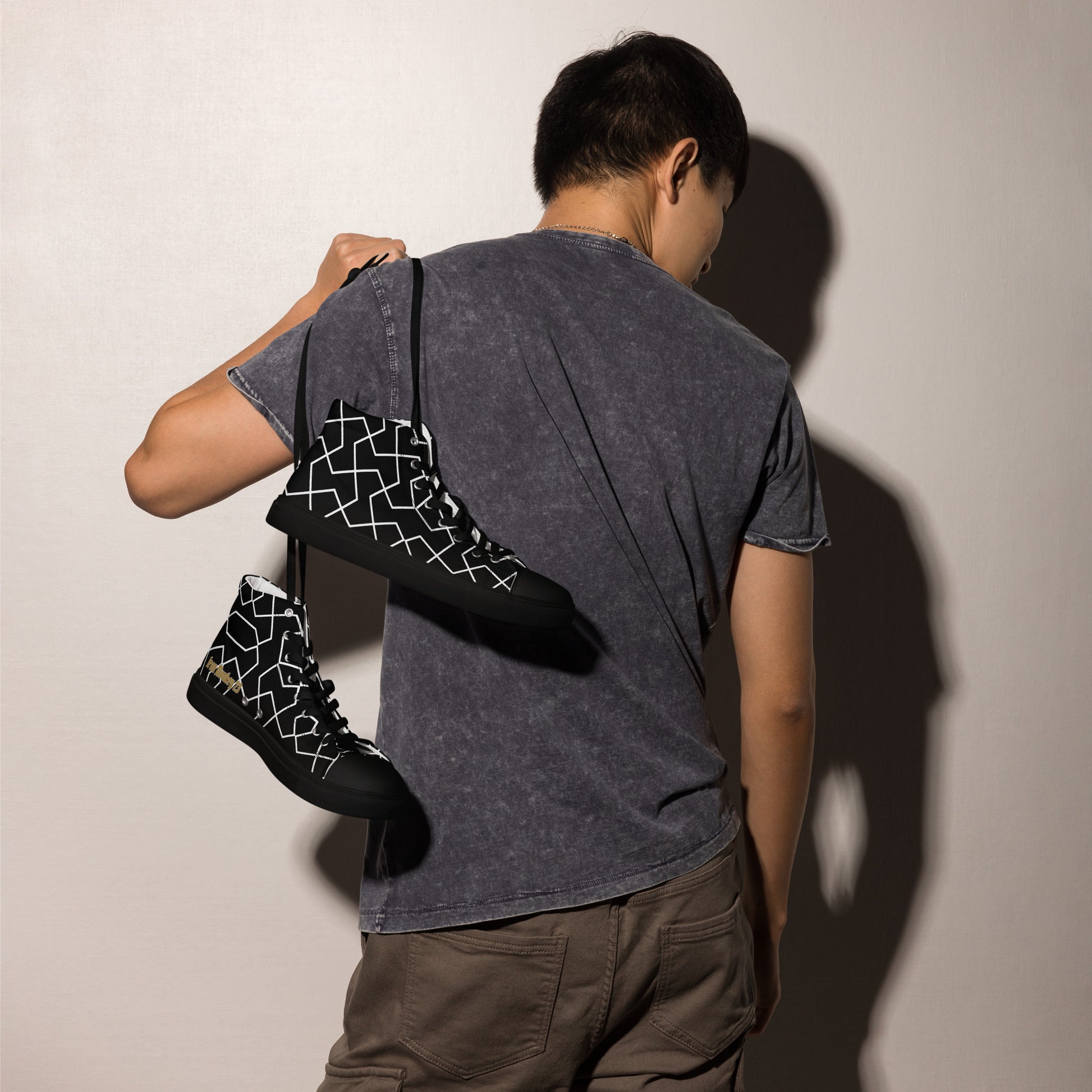 Herren High-Top Canvas Sneaker in Schwarz und Weiß von Sportswear Iron Monkey 23, mit EVA-Sohle, seitliche Ansicht.