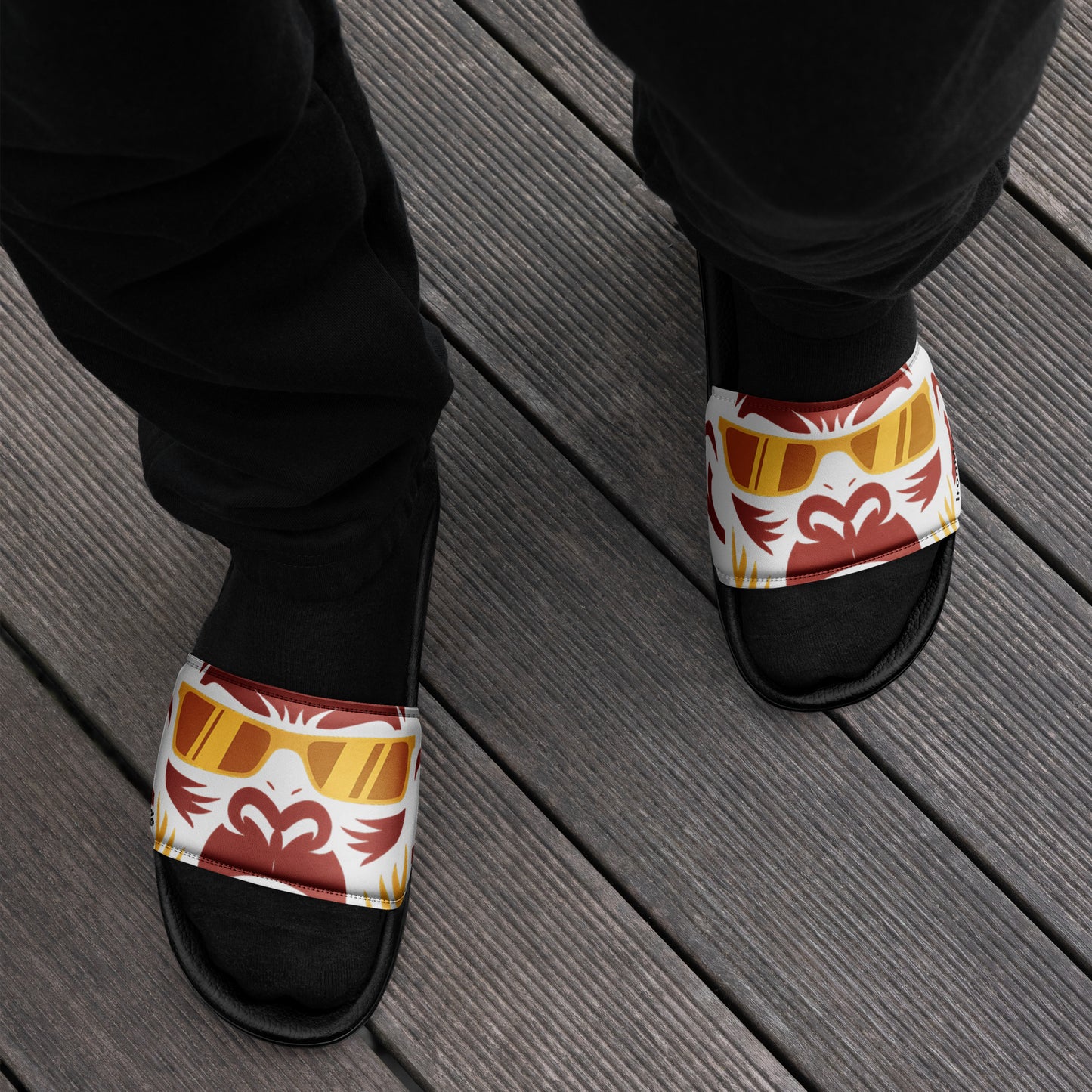 Herren Slides von Sportswear Iron Monkey 23, schwarze Badeschlappen mit Print, gepolsterter Riemen und PU-Sohle sichtbar.