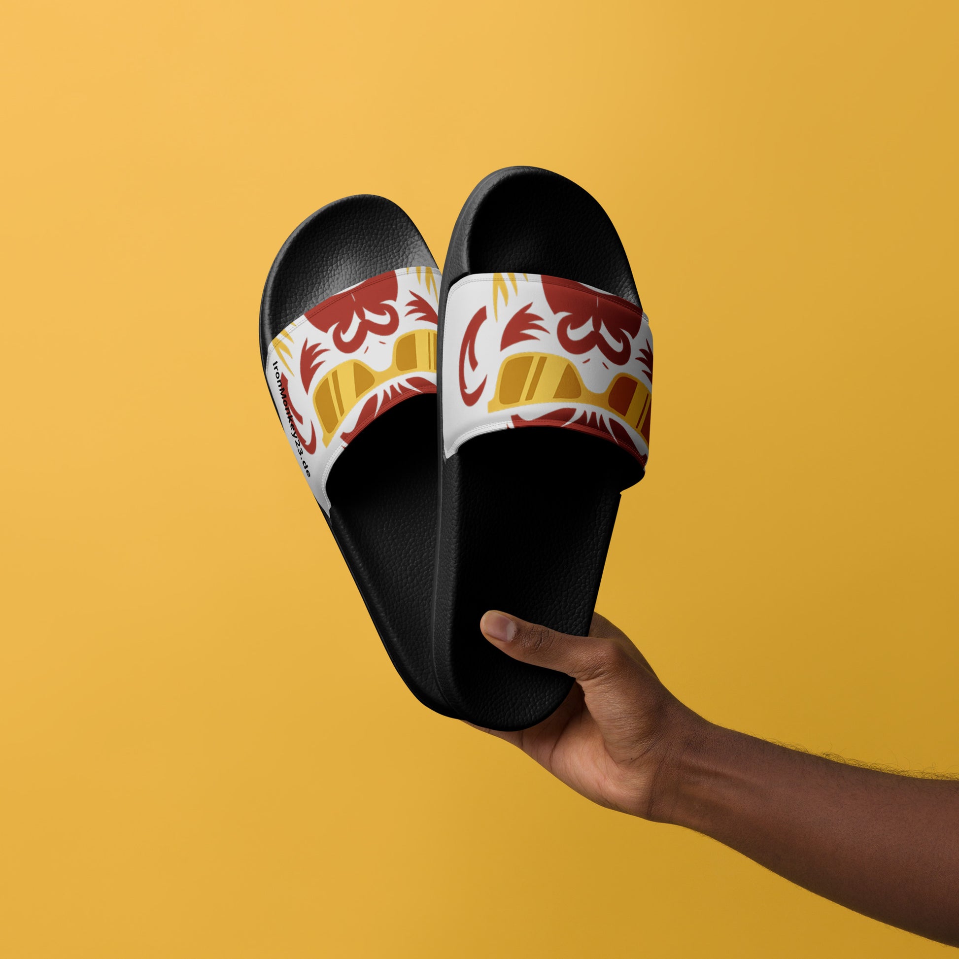 Herren Badeslides mit Print, gepolsterter Riemen und PU-Sohle von Sportswear Iron Monkey 23, schwarze Farbgebung, Vorderansicht