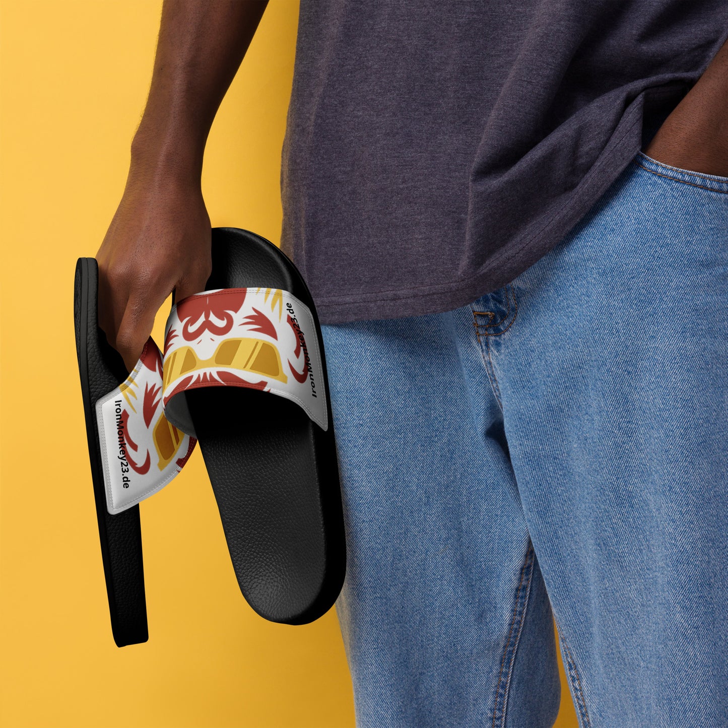 Herren Slides mit Print, gepolsterter Riemen und PU-Sohle, Sportswear Iron Monkey 23, schwarze Badeschlappen, links vorne