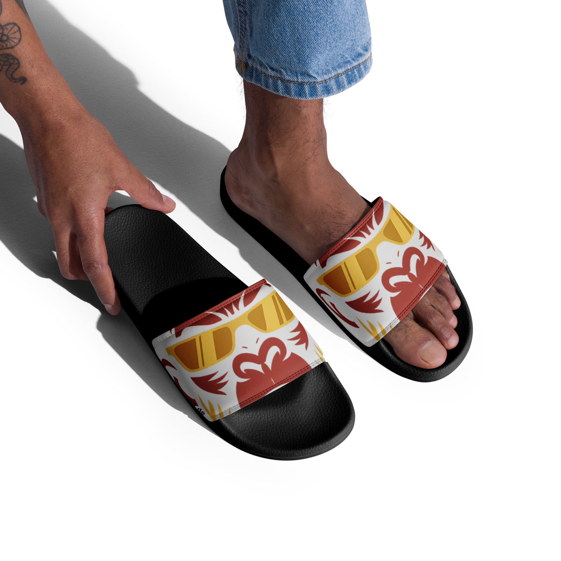 Herren Badeslips mit Print von Sportswear Iron Monkey 23, gepolsterter Riemen und PU-Sohle, schwarz, rechte Vorderansicht