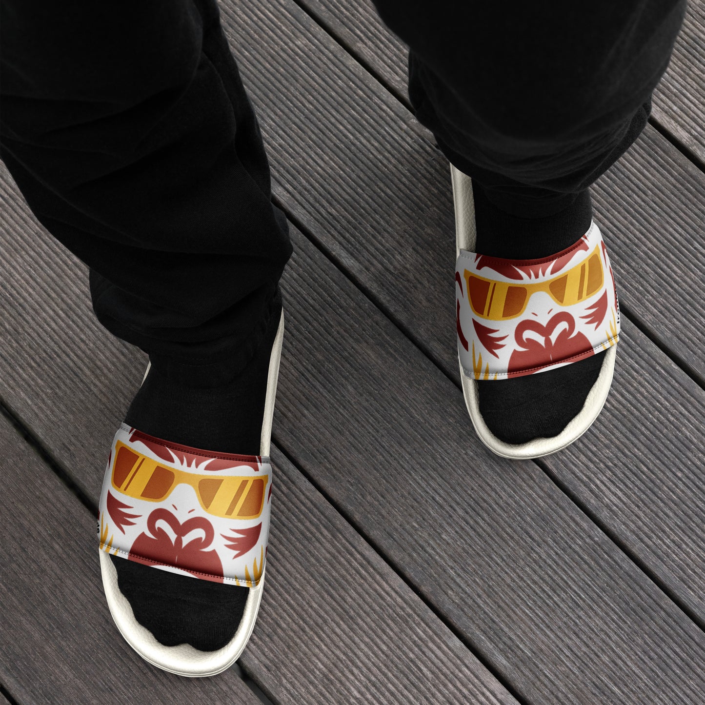 Herren Slides Badeschlappen mit Print von Sportswear Iron Monkey 23, gepolsterter Riemen und PU-Sohle, weiße Farbe, vorne sichtbar