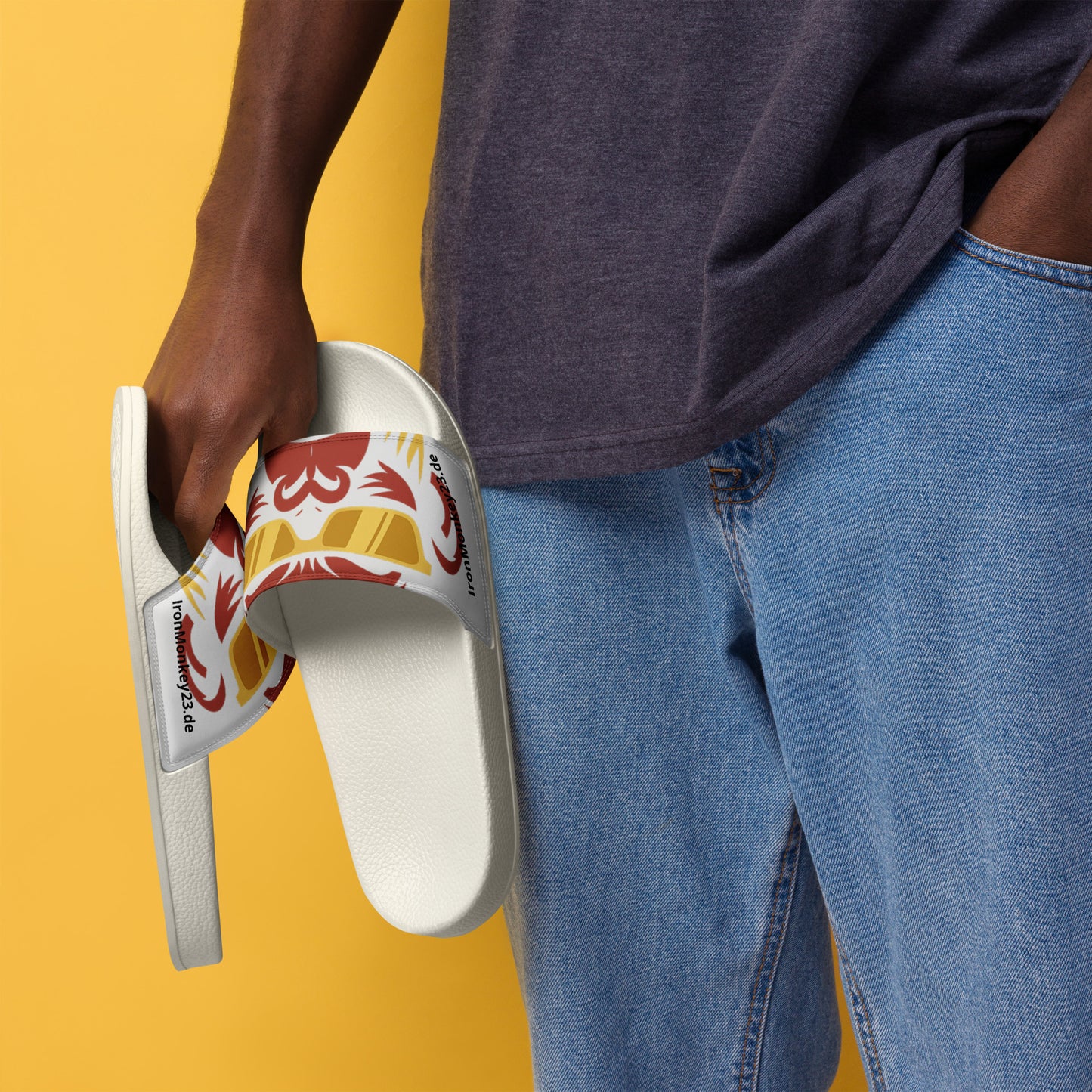 Herren Slides Badeschlappen mit Print, gepolsteter Riemen und PU-Sohle, Sportswear Iron Monkey 23, weiß, vorne links.