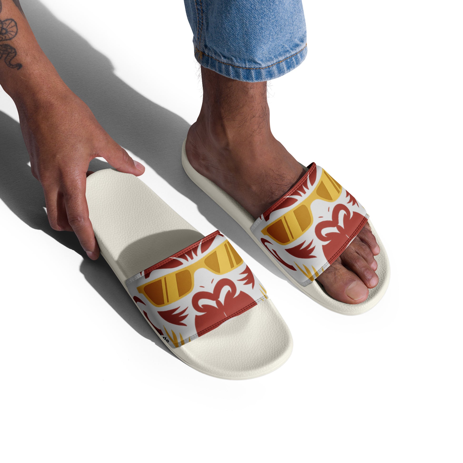 Herren Badeslips mit Print, gepolsterter Riemen und PU-Sohle, Sportswear Iron Monkey 23, weiße Slides, rechte Frontansicht
