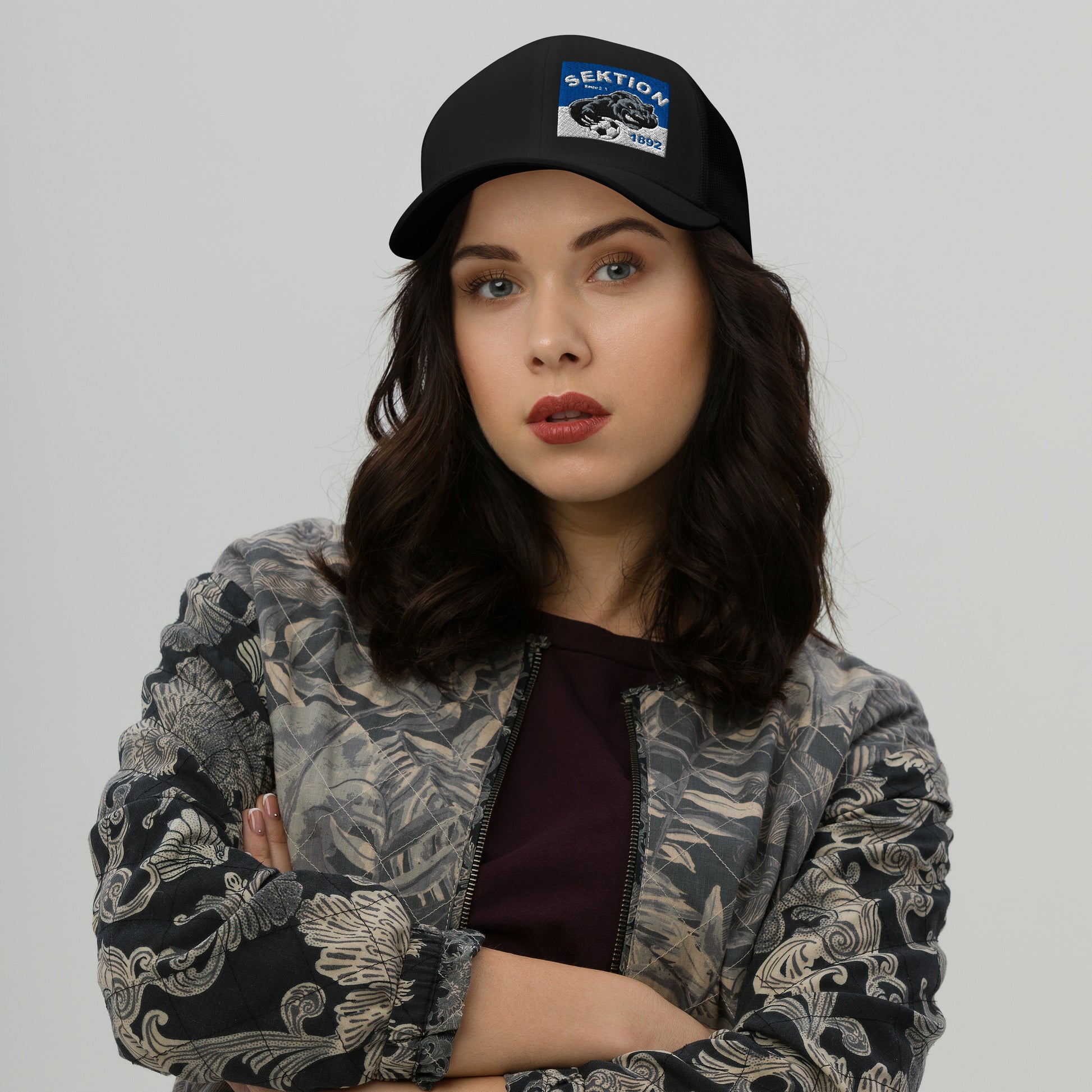 Schwarze Retro-Trucker-Cap von Sportswear Iron Monkey 23, aus der Sektion 1892, mit Mesh-Front und verstellbarem Snapback.