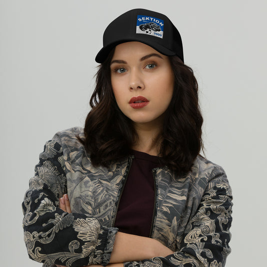 Schwarze Retro-Trucker-Cap von Sportswear Iron Monkey 23, aus der Sektion 1892, mit Mesh-Front und verstellbarem Snapback.