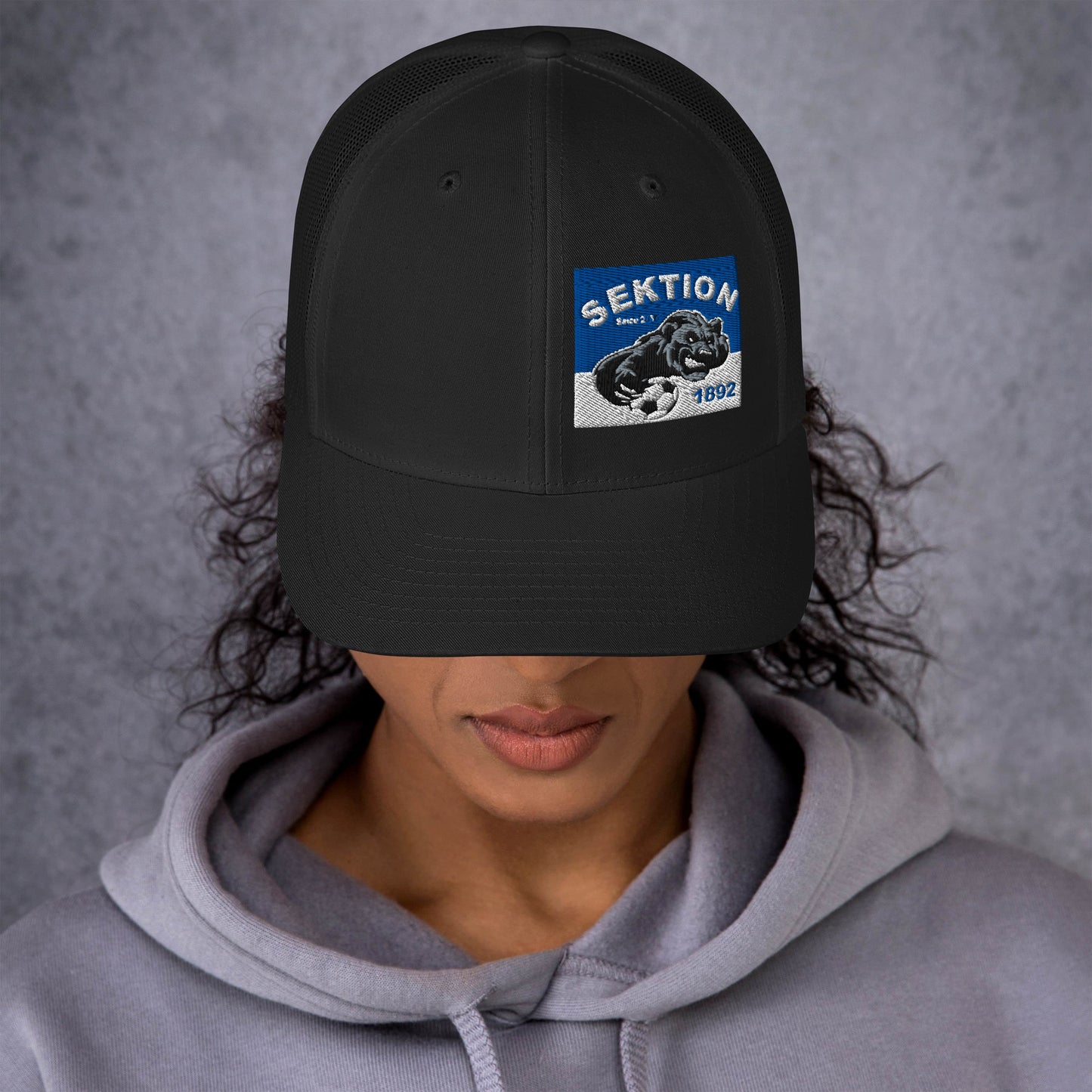Retro Trucker-Cap von Sportswear Iron Monkey 23 in Schwarz mit weißem Sektion 1892 Logo, klassischer Style, verstellbarer Schirm