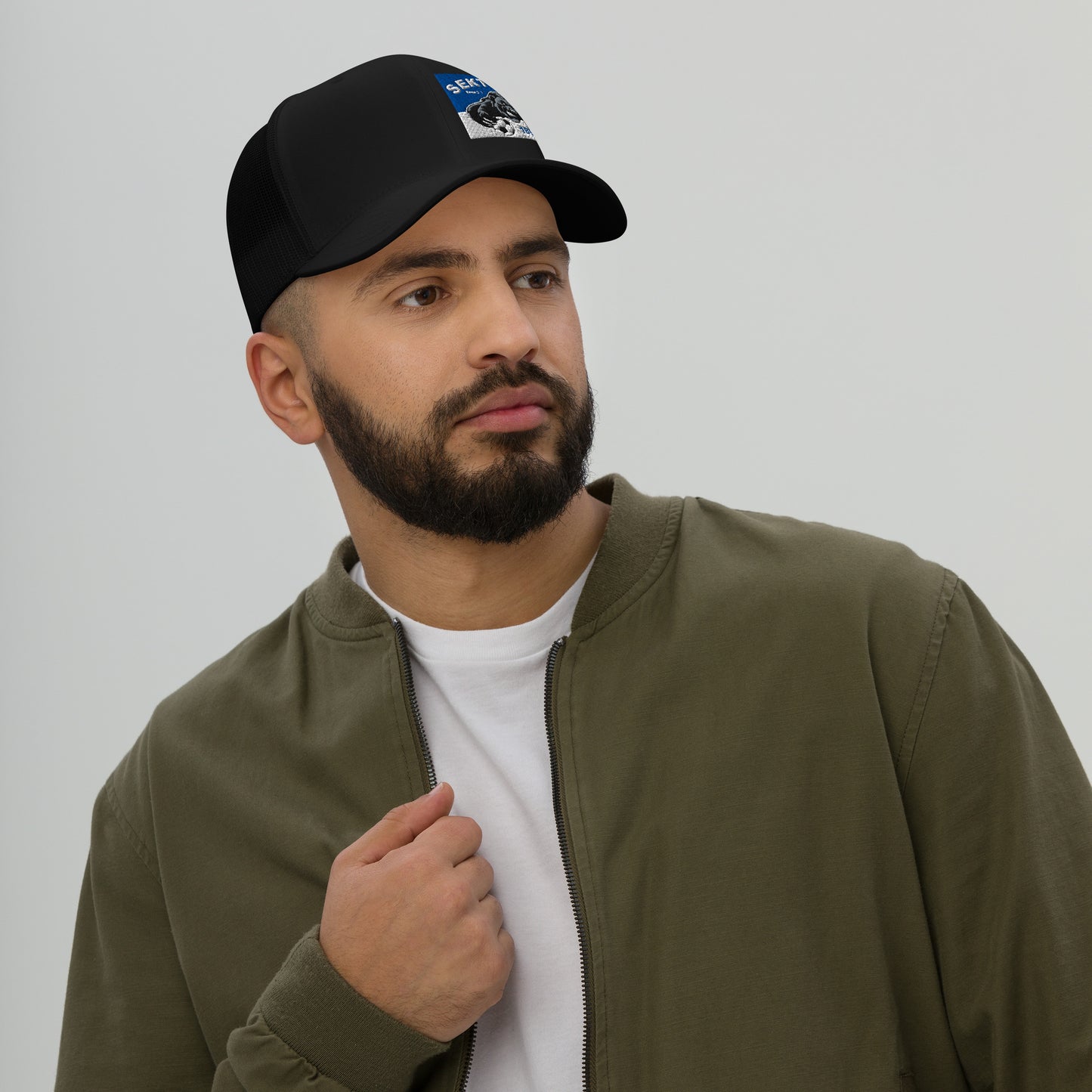 Schwarze Trucker-Cap von Sportswear Iron Monkey 23, Retro-Design, mit Mesh-Rückseite und Frontlogo, stylisches Accessoire