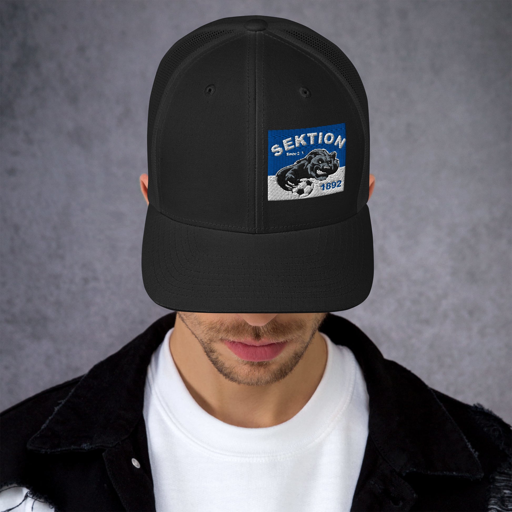 Retro schwarze Trucker-Cap von Sportswear Iron Monkey 23, mit sichtbarem Front-Design, für stilvolle Accessoires.