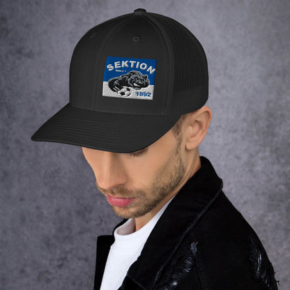 Retro Trucker-Cap von Sportswear Iron Monkey 23, schwarze Cap mit Mesh-Back, seitliche Ansicht, stilvolles Accessoire