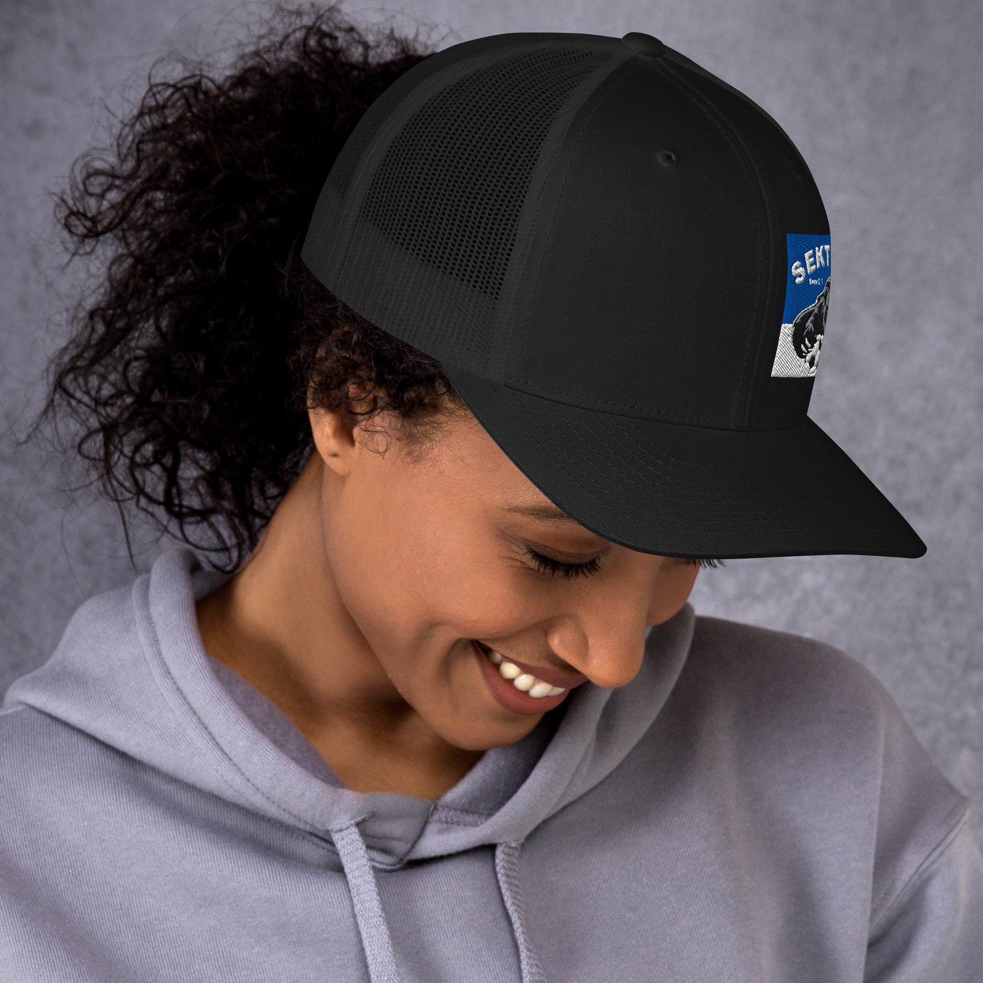 Schwarze Trucker-Cap von Sportswear Iron Monkey 23, Retro-Design, seitlicher Blick, bequemes Accessoire für den Alltag