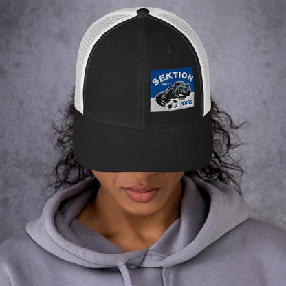 Retro Trucker-Cap im Schwarz-Weiß-Design von Sportswear Iron Monkey 23, mit auffälligem Frontdruck und stylischem Look