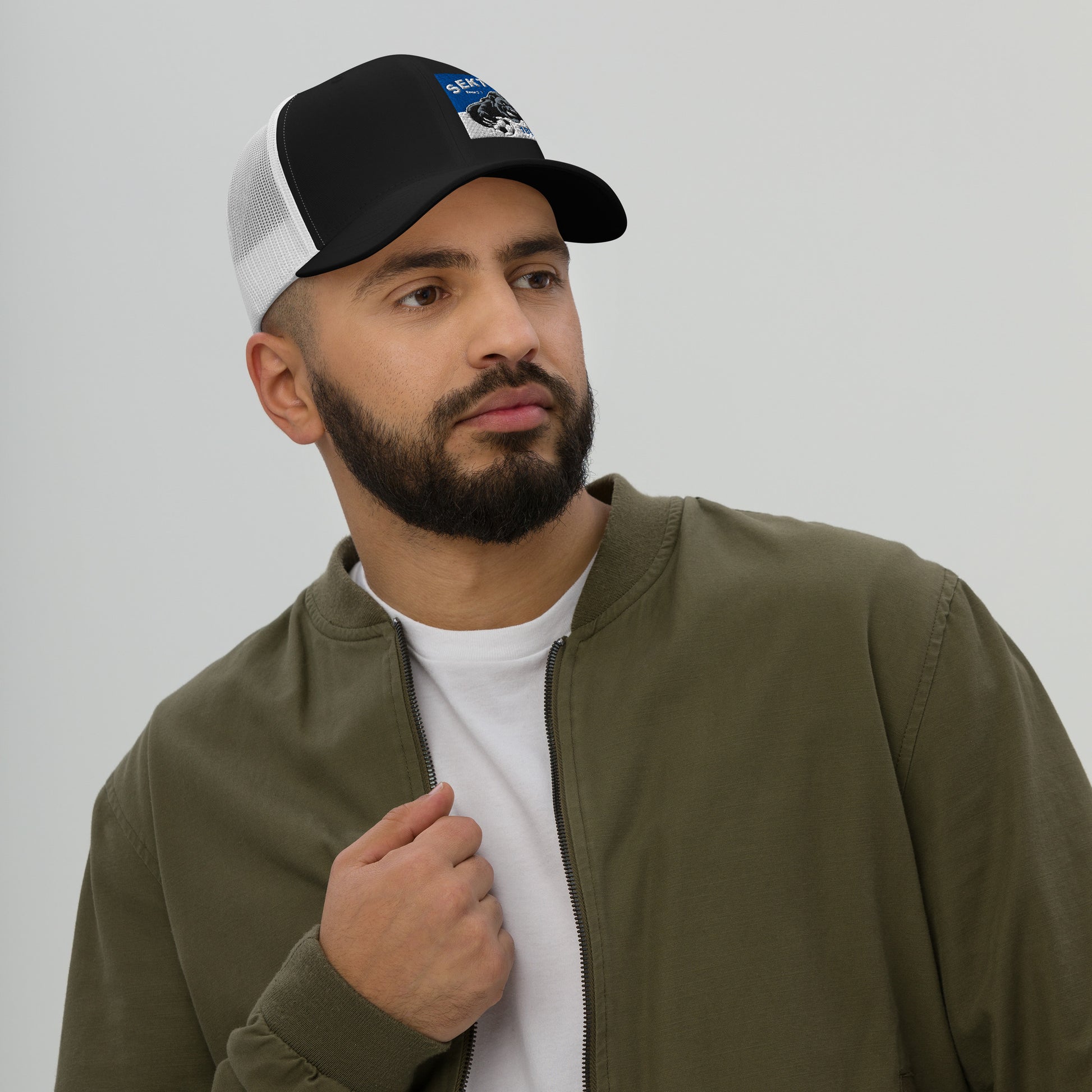 Retro Trucker-Cap in Schwarz-Weiß von Sportswear Iron Monkey 23, mit Mesh-Front und verstellbarem Snapback.