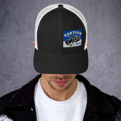 Retro Trucker-Cap von Sportswear Iron Monkey 23 in Schwarz-Weiß, Frontansicht, stylische Accessoires für den Alltag