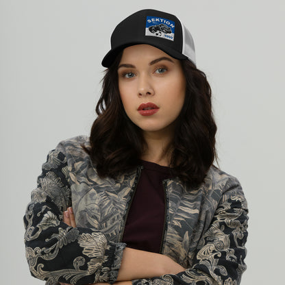 Retro Trucker-Cap von Sportswear Iron Monkey 23 in Schwarz-Weiß mit Frontdesign, stylisches Accessoire für Freizeit und Mode