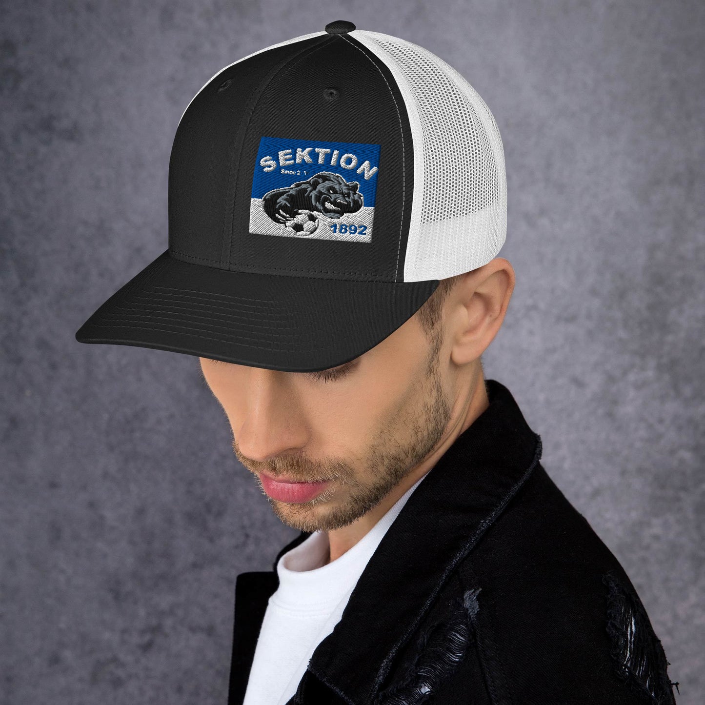 Retro Trucker-Cap von Sportswear Iron Monkey 23 in Schwarz-Weiß, mit Mesh-Front und verstellbarem Schnallenverschluss.