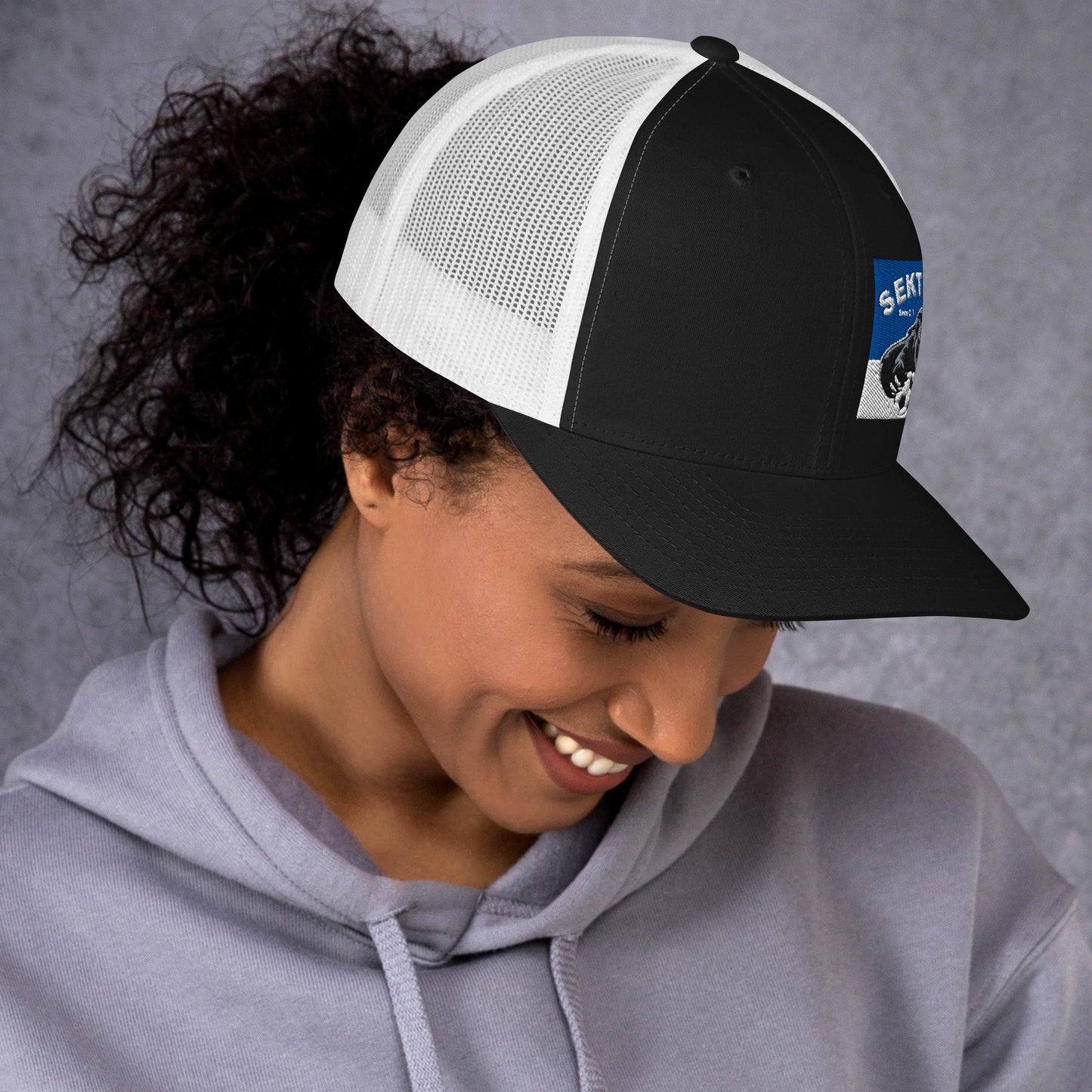 Retro Trucker-Cap von Sportswear Iron Monkey 23 in Schwarz und Weiß, mit mesh Rückenteil, lässiges Accessoire für den Alltag.