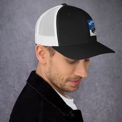 Retro Trucker-Cap von Sportswear Iron Monkey 23 in Schwarz-Weiß, zeigt die Vorderseite mit Mesh-Design und gesticktem Logo.