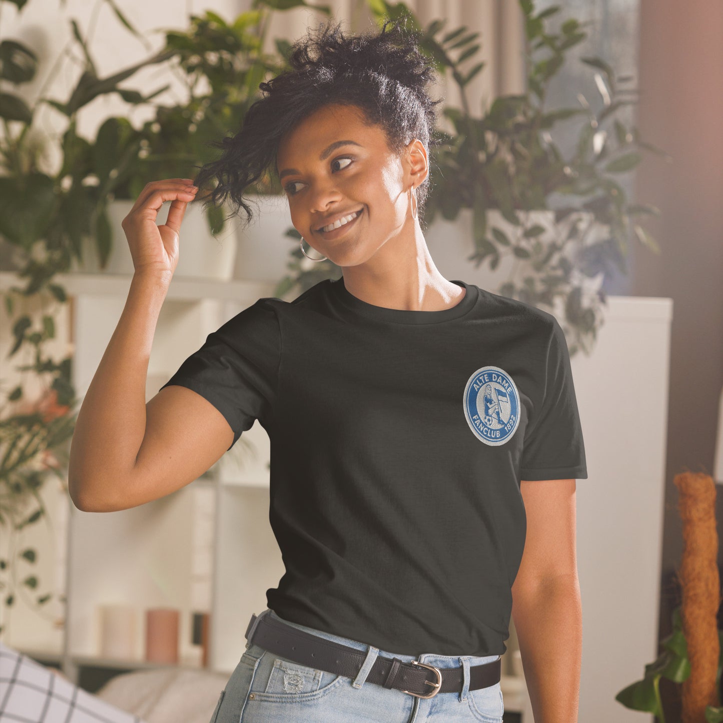 Schwarzes unisex T-Shirt von Sportswear Iron Monkey 23 mit Fanclub Alte Dame 1892 Aufdruck, vorne sichtbar.