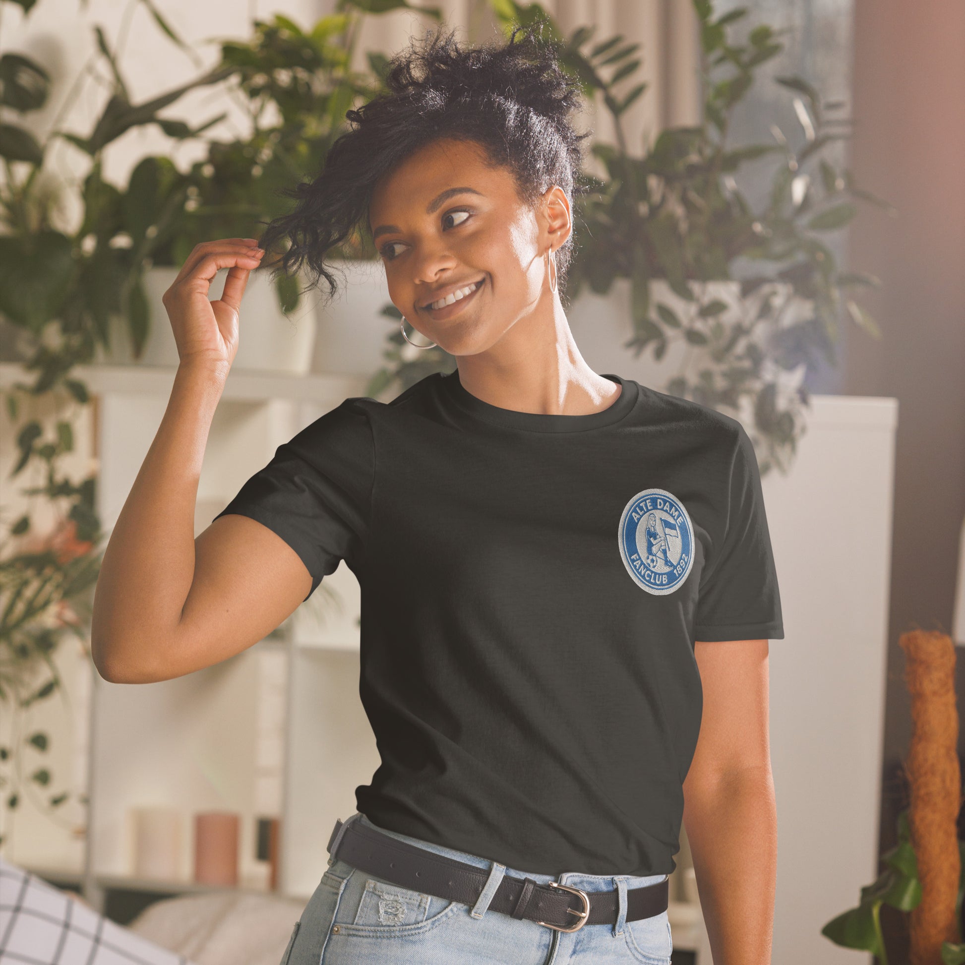 Schwarzes unisex T-Shirt von Sportswear Iron Monkey 23 mit Fanclub Alte Dame 1892 Aufdruck, vorne sichtbar.