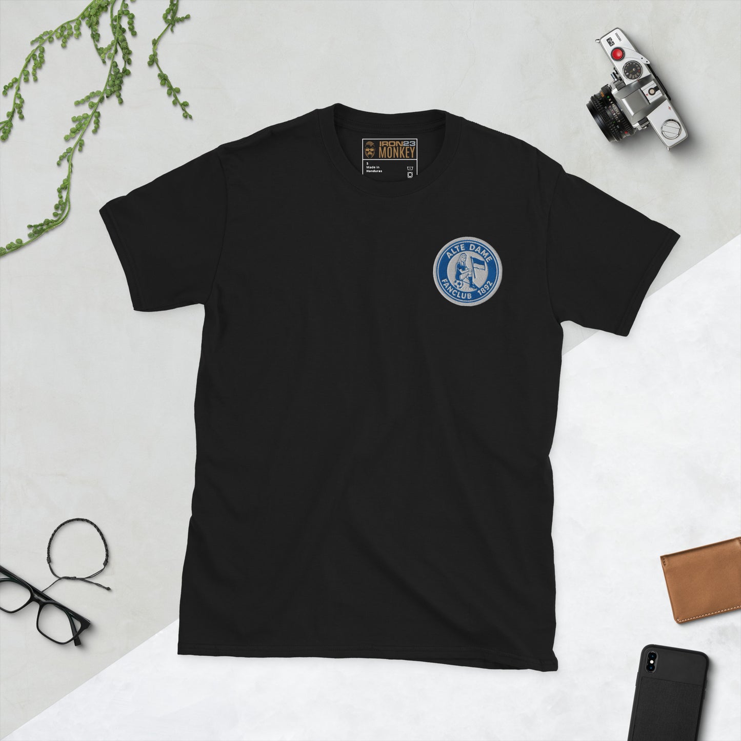 Unisex schwarzes T-Shirt von Sportswear Iron Monkey 23 mit Fanclub Alte Dame 1892, weicher Stoff, Frontansicht.