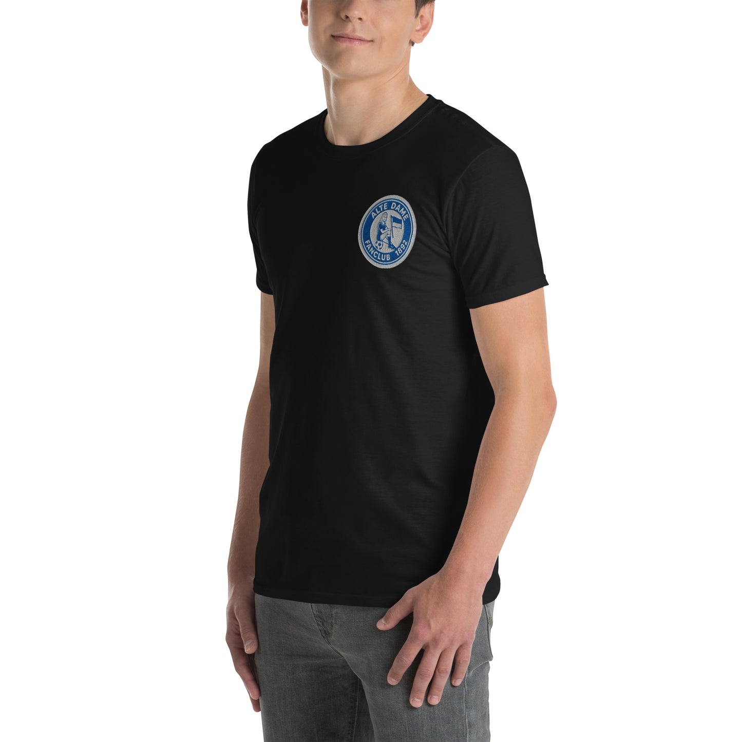 Schwarzes unisex Kurzarm-T-Shirt von Sportswear Iron Monkey 23 mit Fanclub Alte Dame 1892, links vorne sichtbar.
