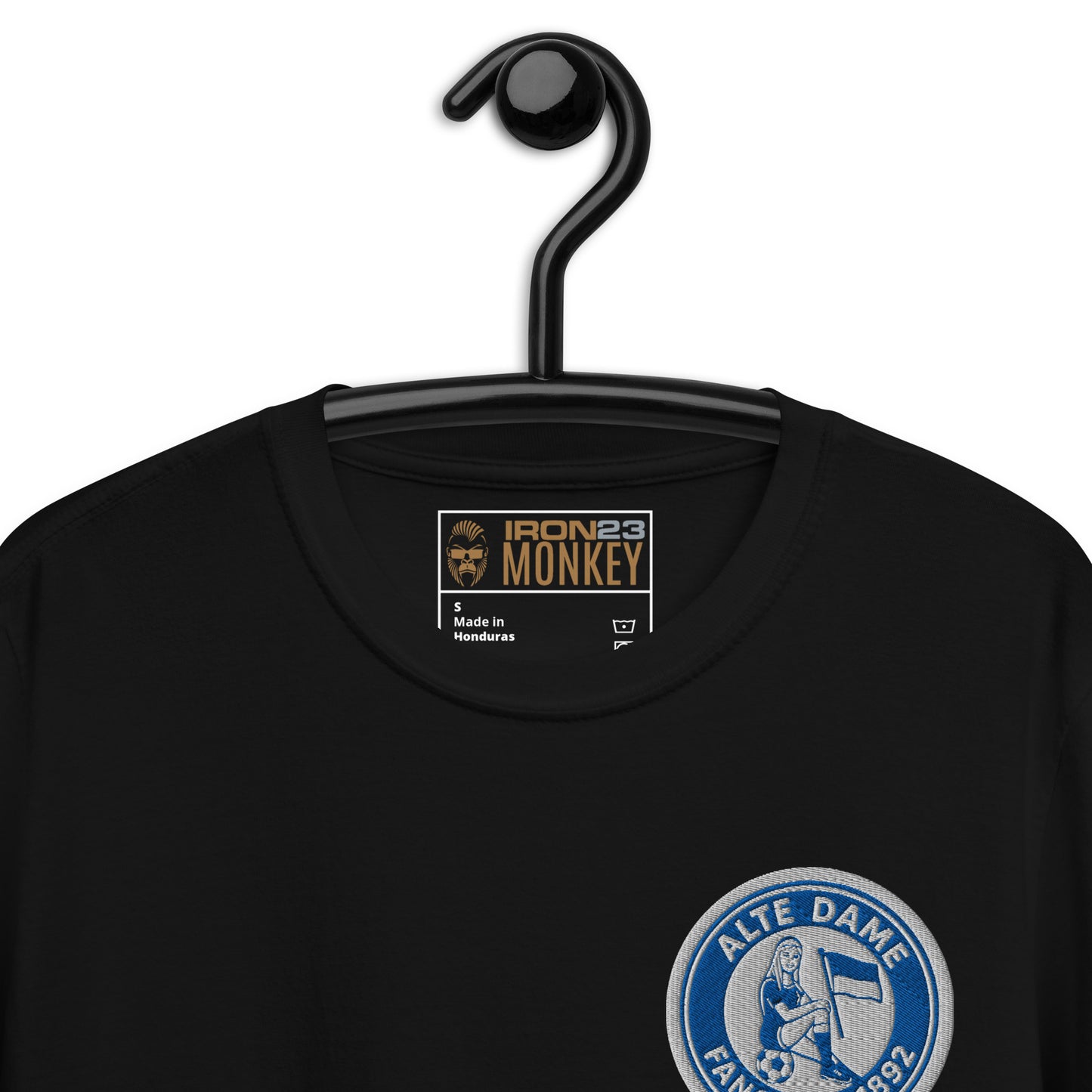 Schwarzes unisex T-Shirt von Sportswear Iron Monkey 23 mit Fanclub Alte Dame 1892 Logo, weiche Baumwollqualität, Nahaufnahme